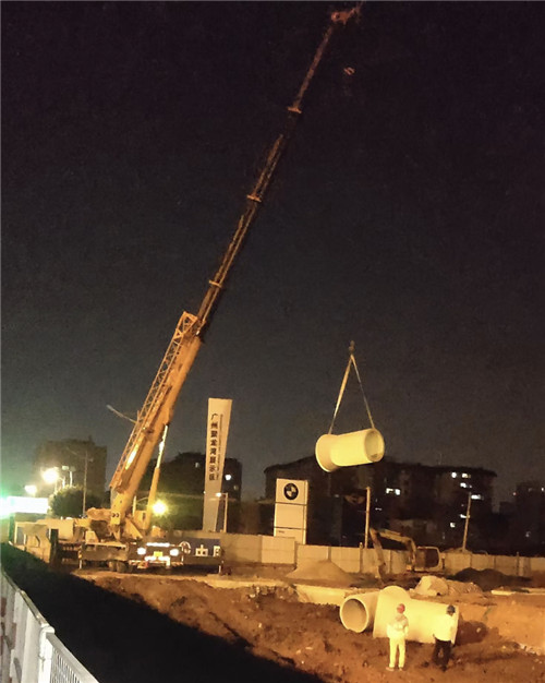 东昌区“弯臂矫正”—— 吊车的 “形变补偿” 技术